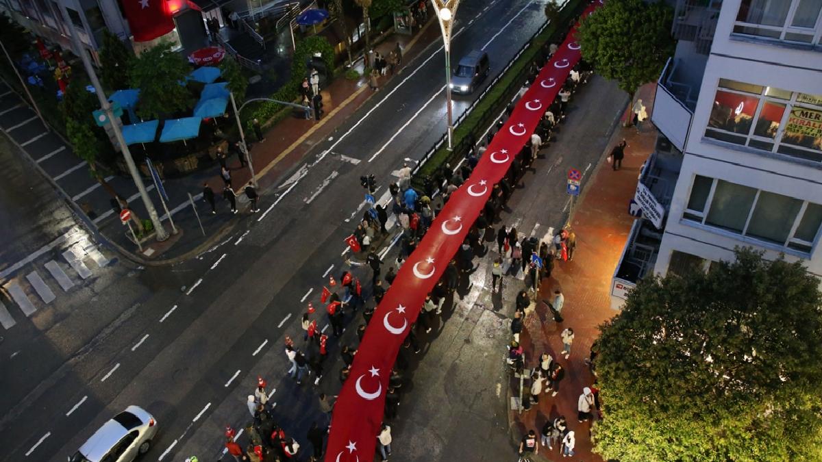 Samsun’da 1919 metrelik dev bayrakla yağmur altında tarihi yürüyüş