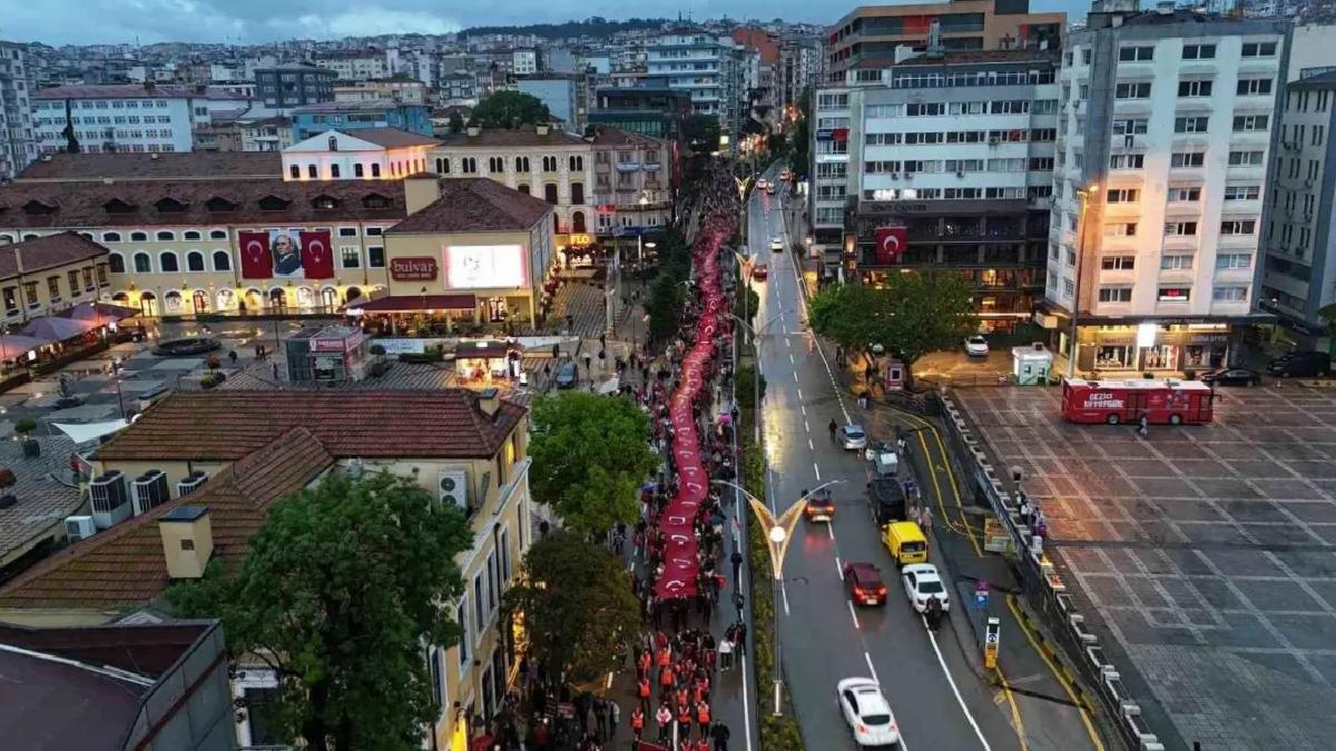 Samsun’da Bayrak ve Fener Alayı Yürüyüşü Gerçekleşti