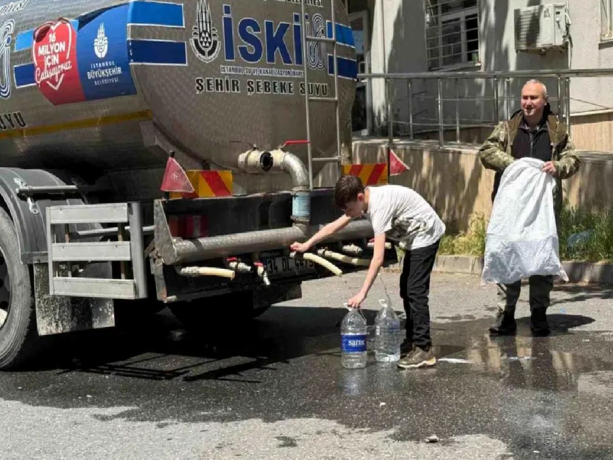 Sarıyer’de Yol Çökmesi, Ayazağa Mahallesi’nde Su Kesintisine Yol Açtı