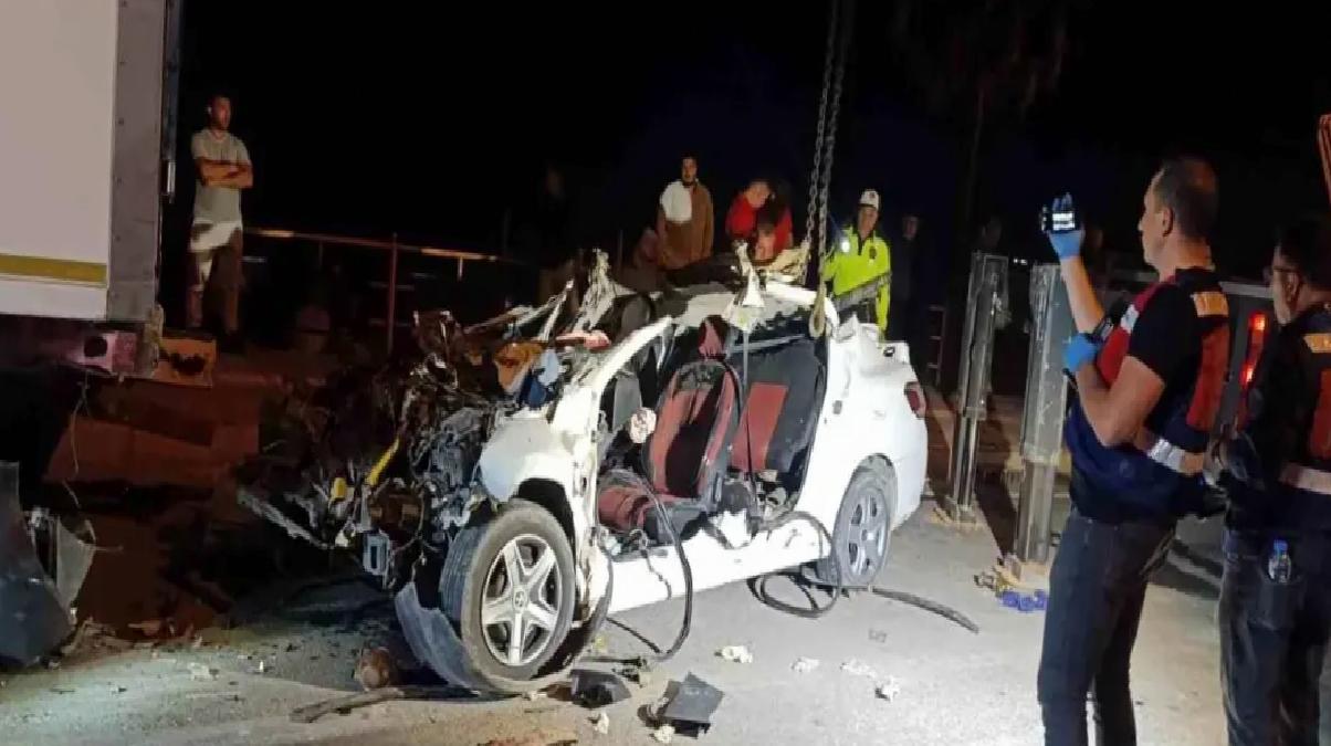Silifke’de Arabanın Tıra Çarpması: 2 Meyyit