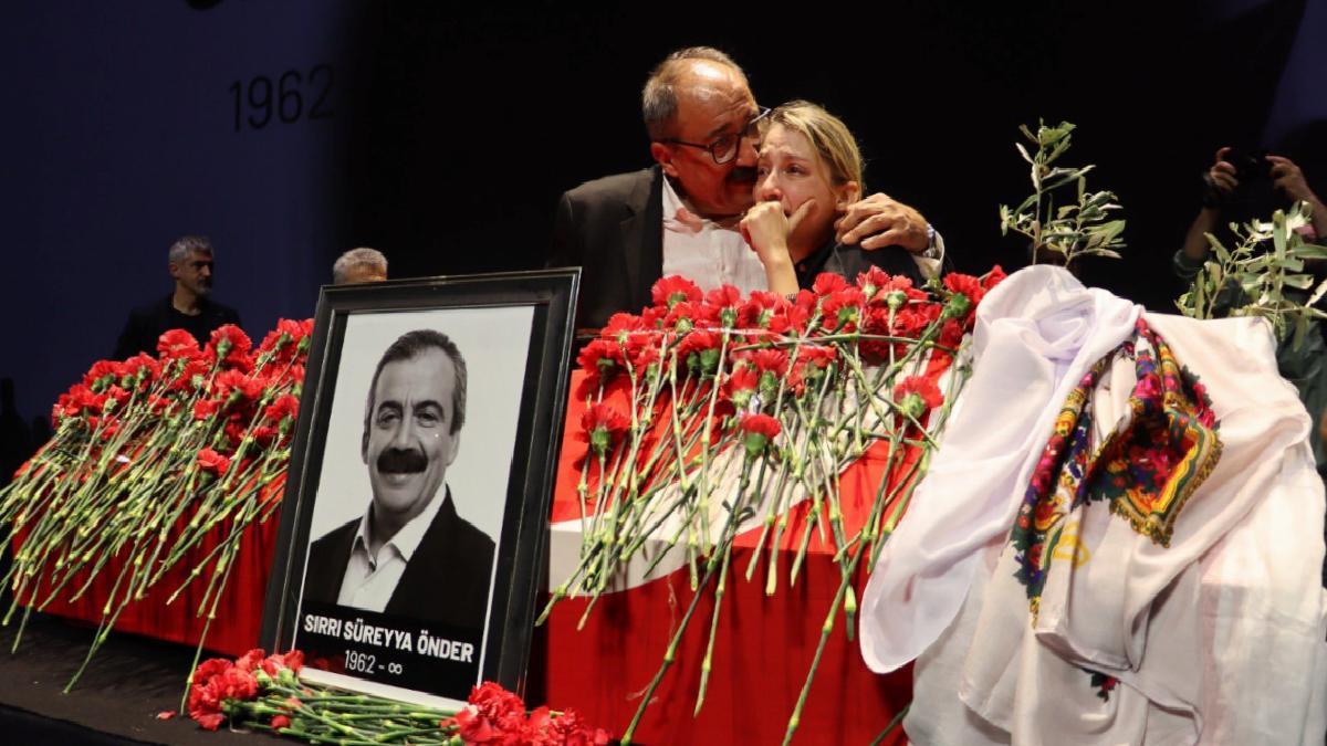 Sırrı Süreyya Başkan’ın kızı gözyaşlarına boğuldu