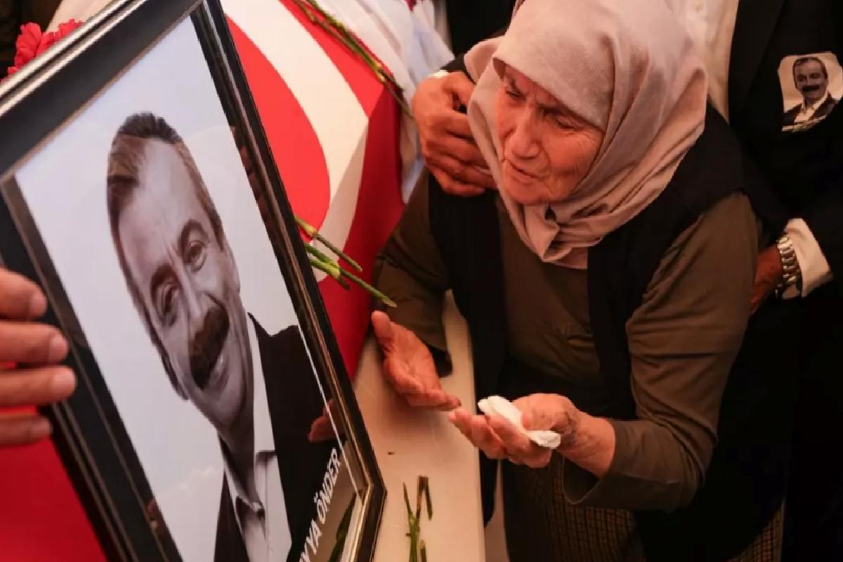 Sırrı Süreyya Öncü’nün annesi tabuta sarılıp ağıt yaktı