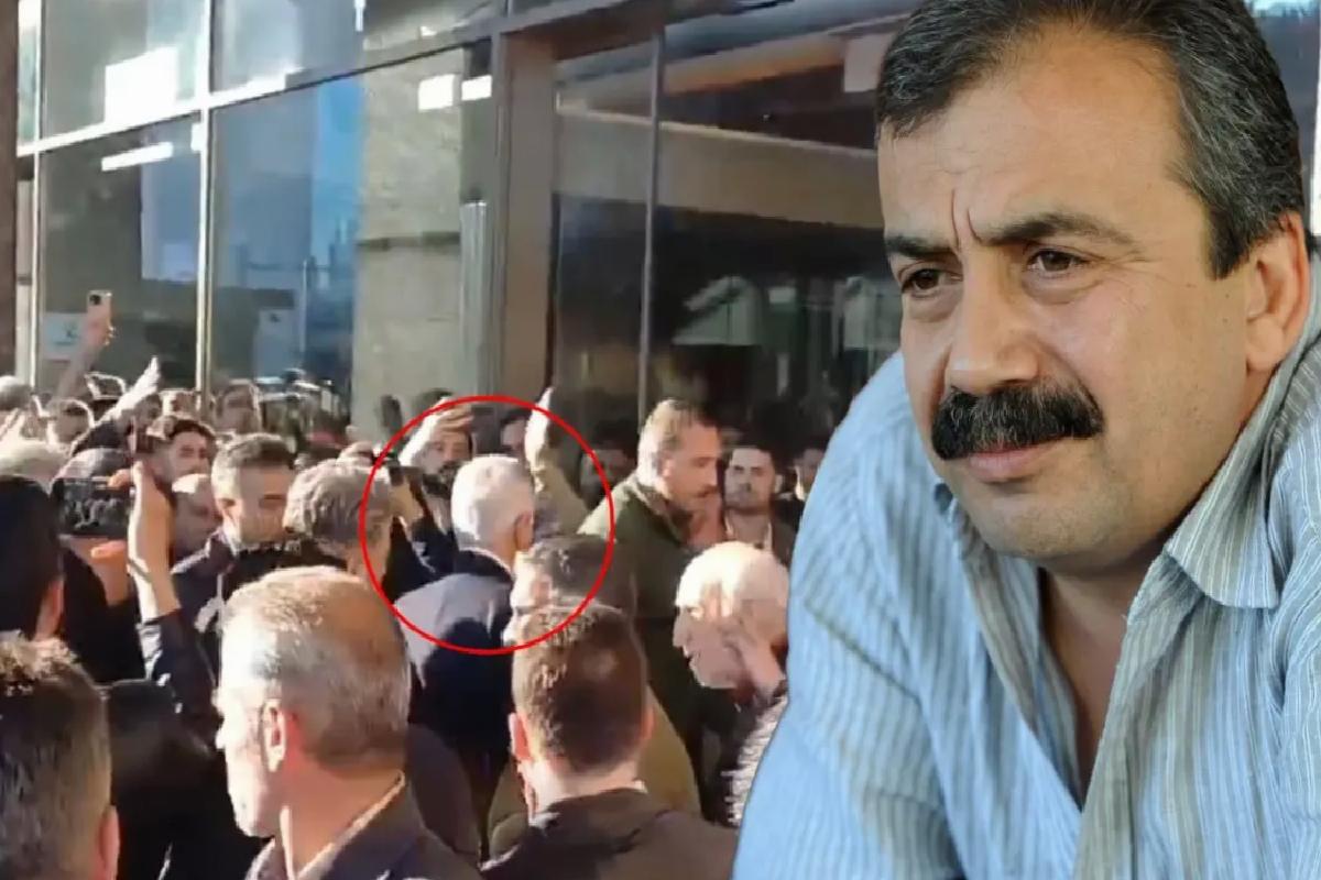Sırrı Süreyya Öncü’nün hayatını kaybettiği hastaneye giden Mehmet Metiner yuhalandı