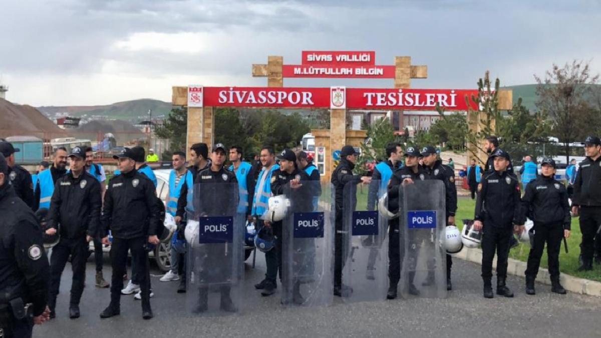 Sivasspor taraftarından tesislerin önünde protesto
