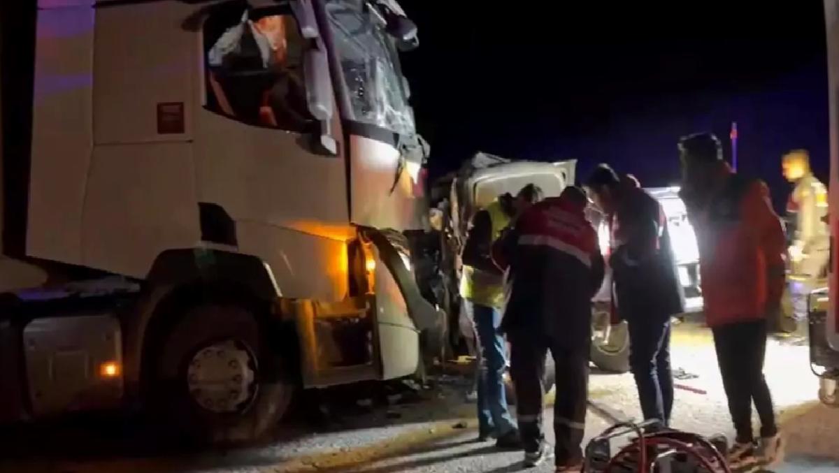 Sivas’ta Tır-Pikap Çarpışması: 1 Meyyit