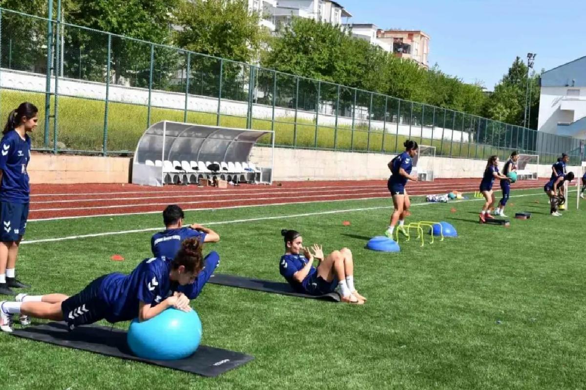 Siverek İdmanyurdu Bayan Futbol Grubu Play-Off’a Yükseldi