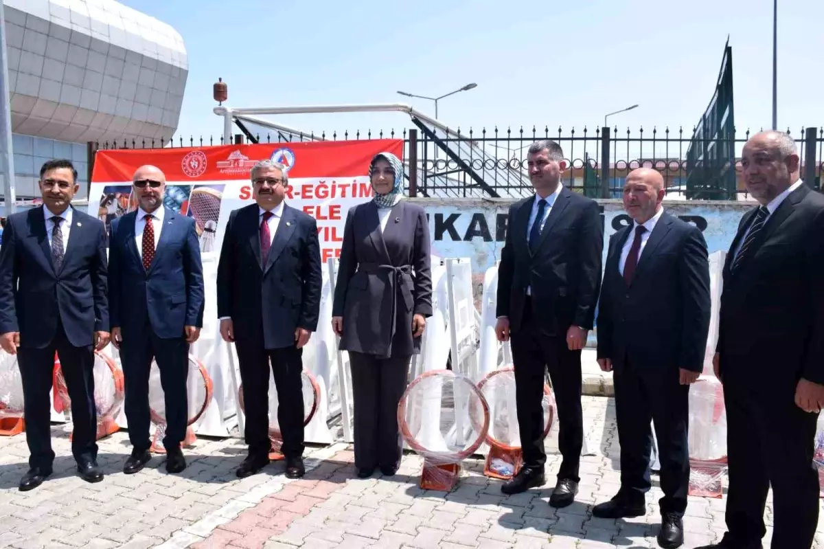 Spor Gereçleri Köy Okullarına Dağıtıldı