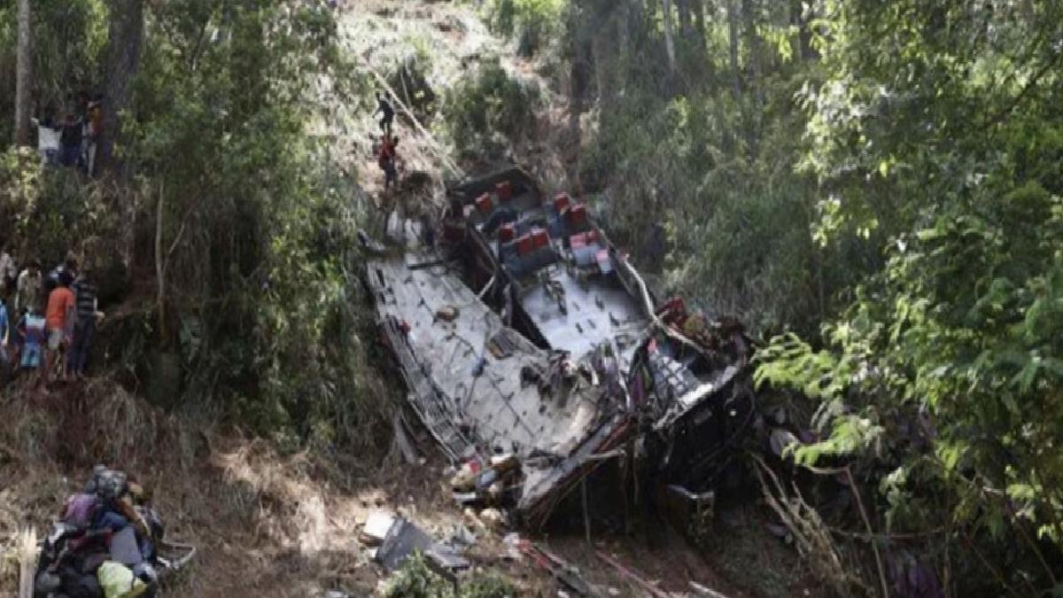 Sri Lanka’da yolcu otobüsü uçuruma yuvarlandı: 21 meyyit