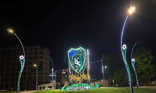 Stat kavşağını Kocaelispor’un arması aydınlatıyor