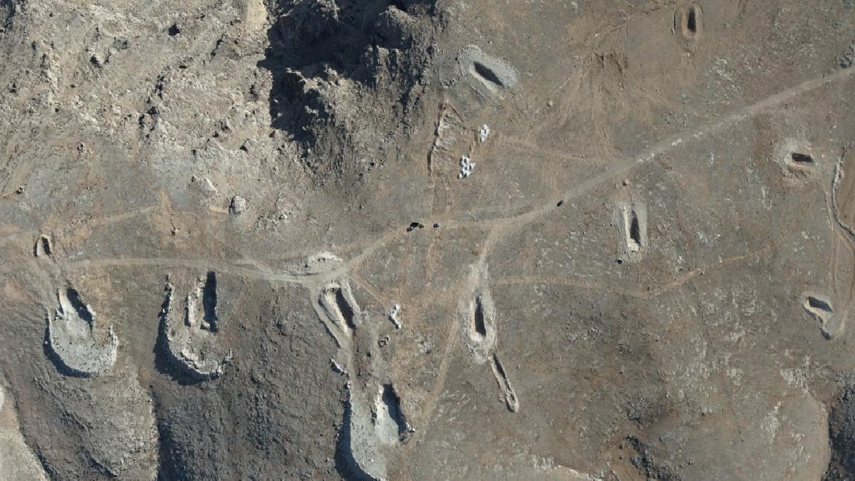Suriye’de, Beşşar Esed rejiminin öldürdüğü binlerce kişinin gömüldüğü el-Tel alanı havadan görüntülendi