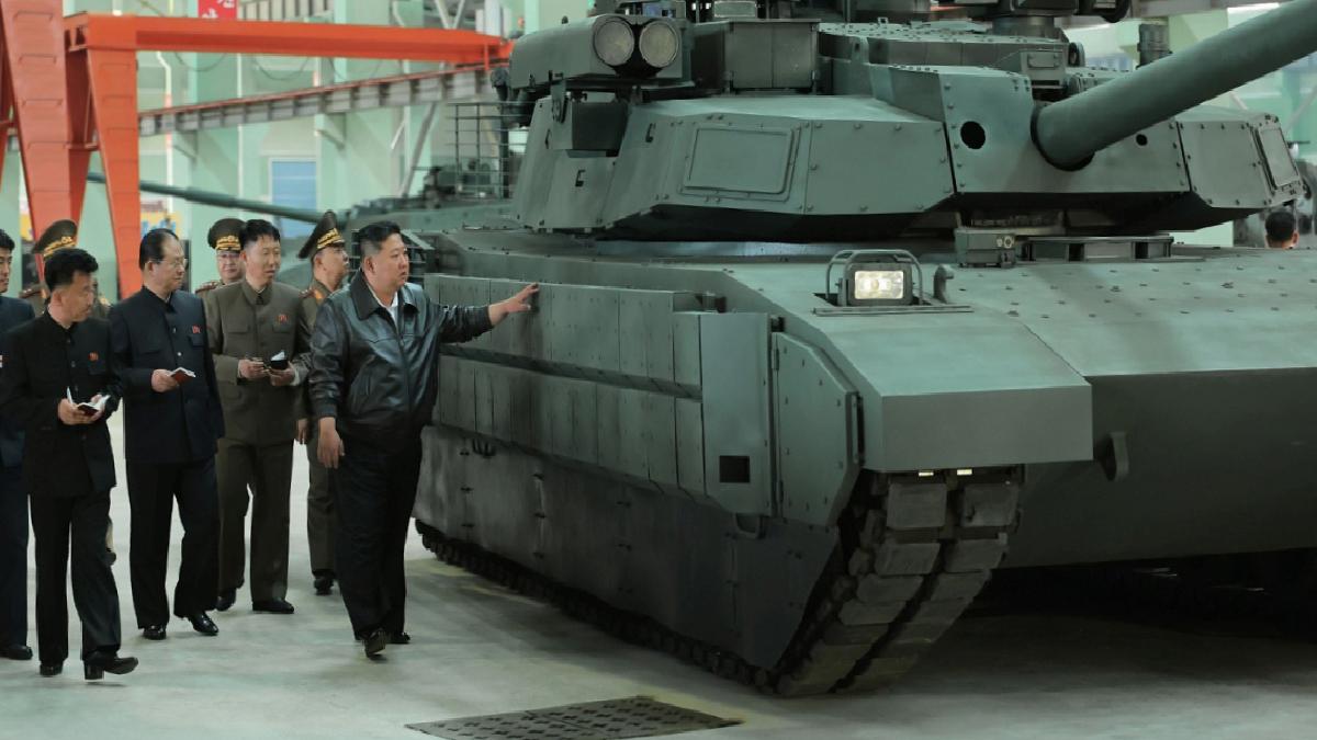 Tank fabrikasını gezen Kuzey Kore lideri Kim, daha fazla üretim istedi