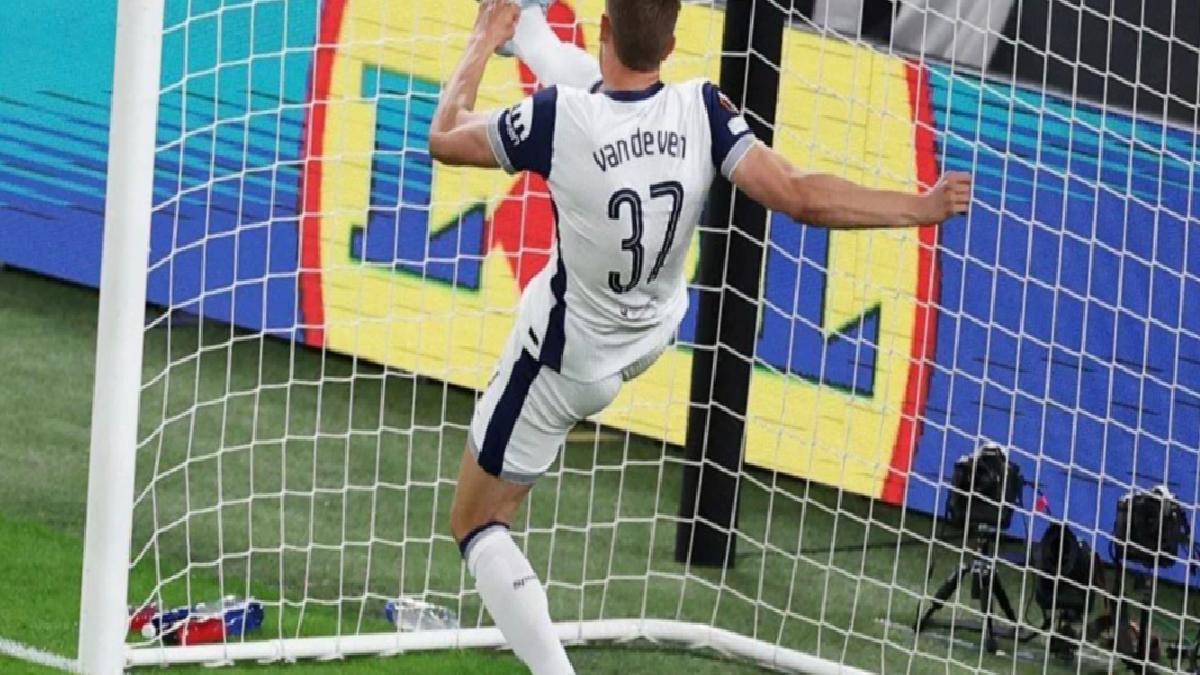Taraftarlar gol diye ayağa kalkmıştı: UEFA Avrupa Ligi finalinde kupaya uzanan müdahale