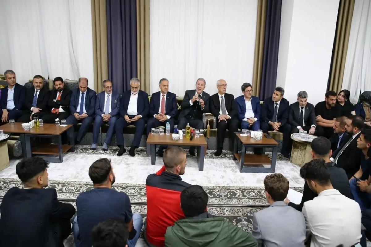 TBMM Milli Savunma Komisyonu Başkanı Akar, Bingöl’de gençlerle bir ortaya geldi Açıklaması