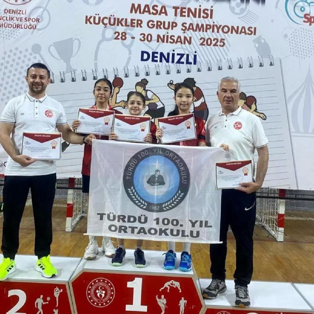 Tipti 100. Yıl Ortaokulu Kız Kadrosu Şampiyon