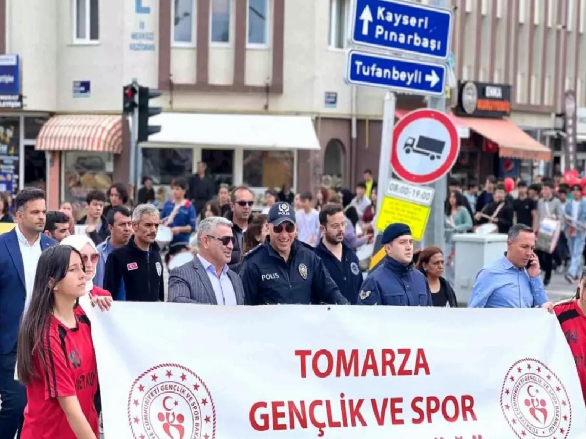 Tomarza’da Gençlik Yürüyüşü Düzenlendi
