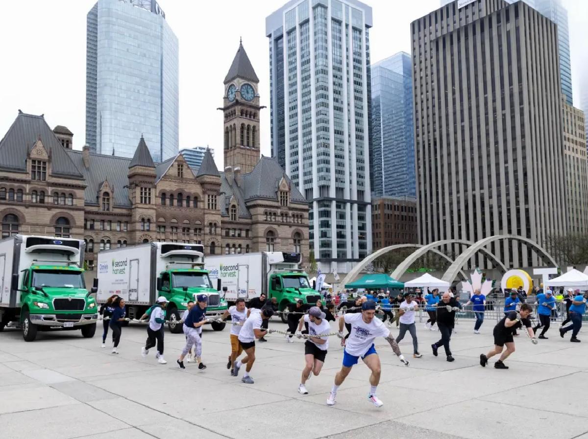 Toronto’da Besin İçin Kamyon Çekme Yarışı