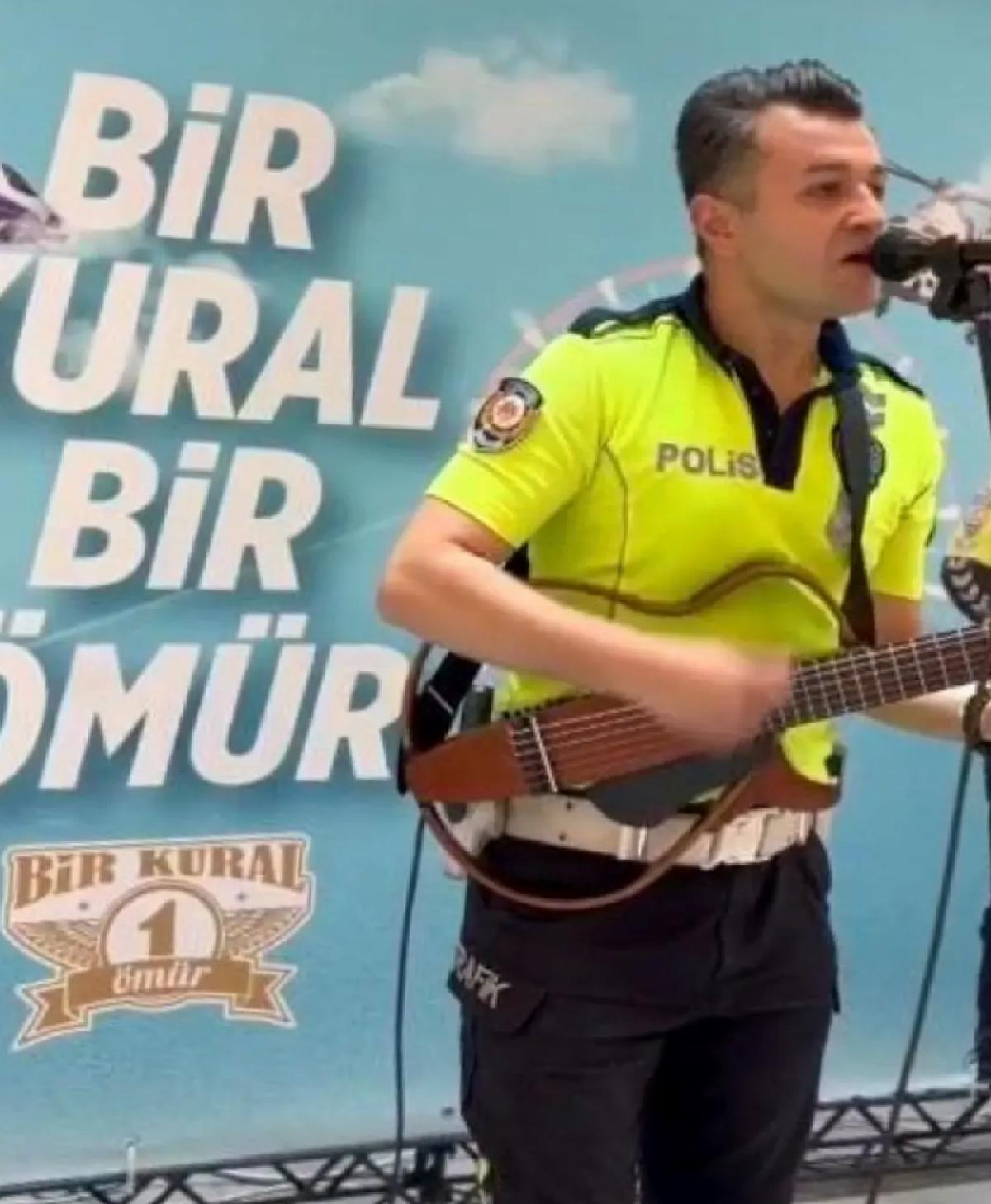 Trafik Polisi Müzikle Farkındalık Yarattı