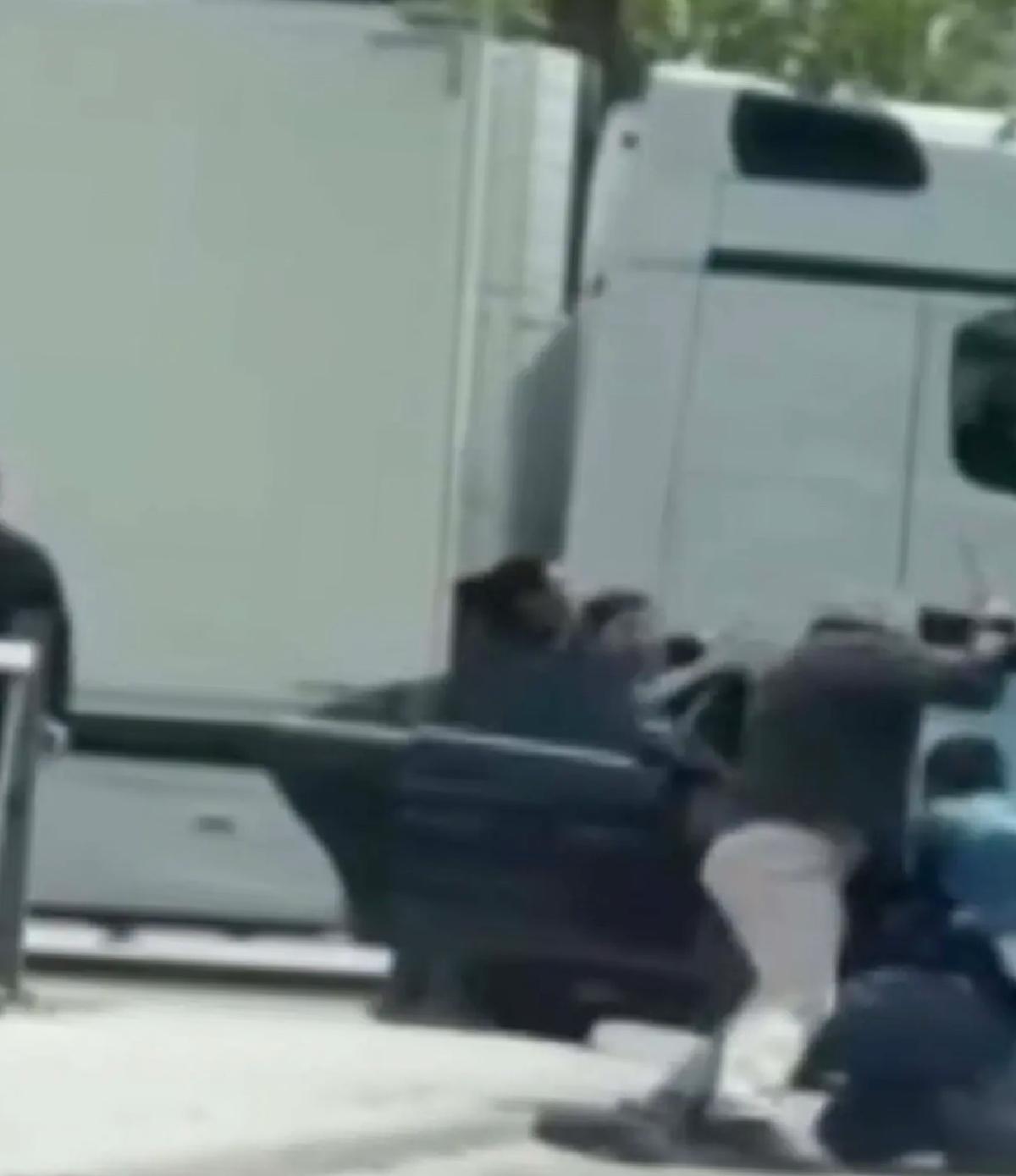 Trafikte Tartışma: Satırla Akın