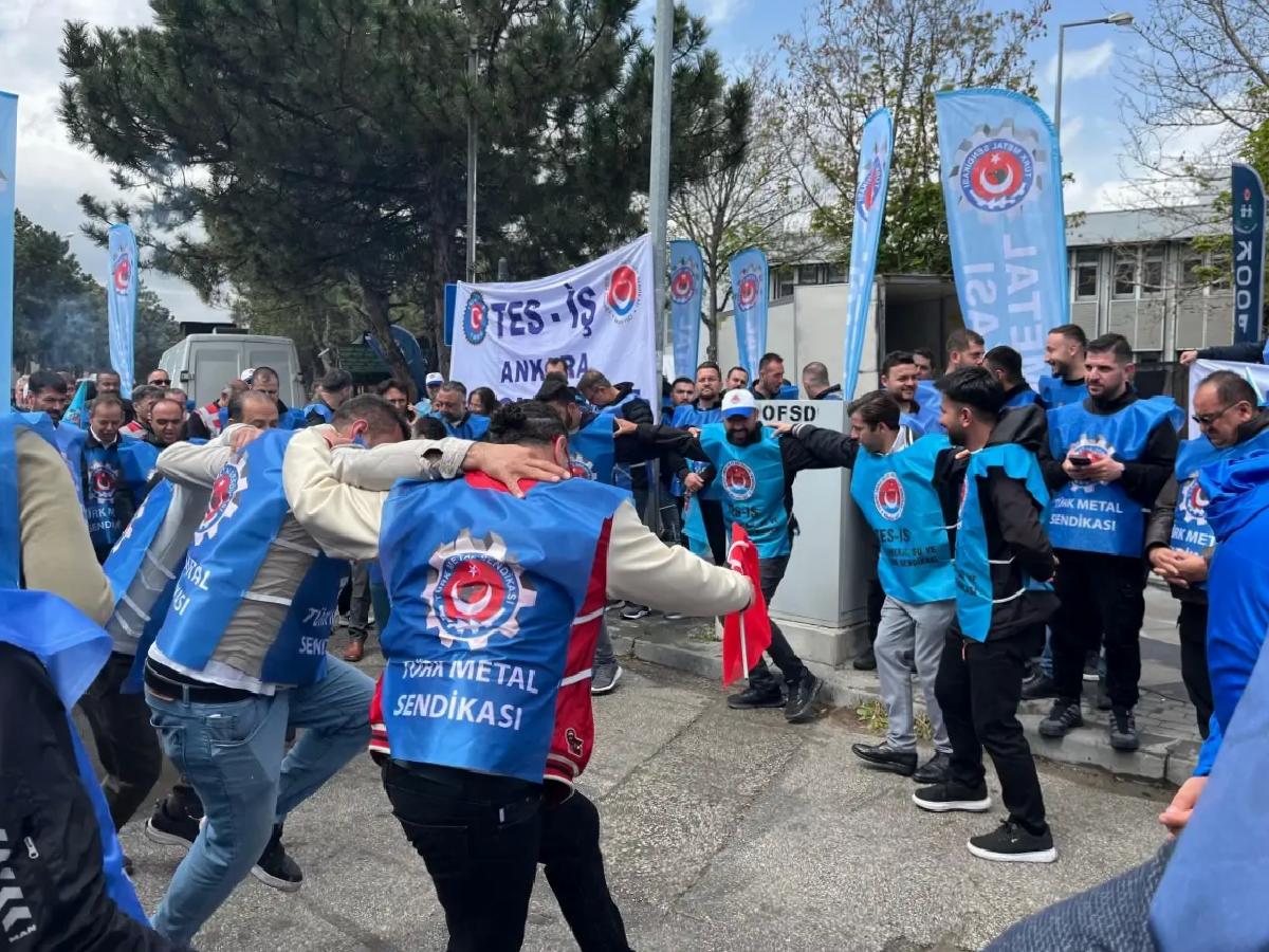 TÜRK-İŞ, 1 Mayıs’ı Hazine Bakanlığı Önünde Kutladı