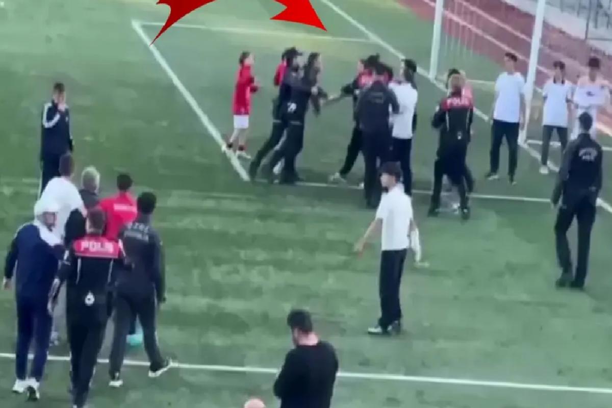 U-15 Futbol Ligi şampiyonluk maçında ortalık karıştı! Polis alana indi