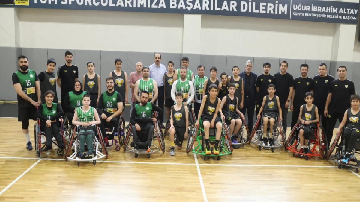 Uğur İbrahim Altay tekerlekli sandalyeye oturdu, engelli basketçilerle maç yaptı