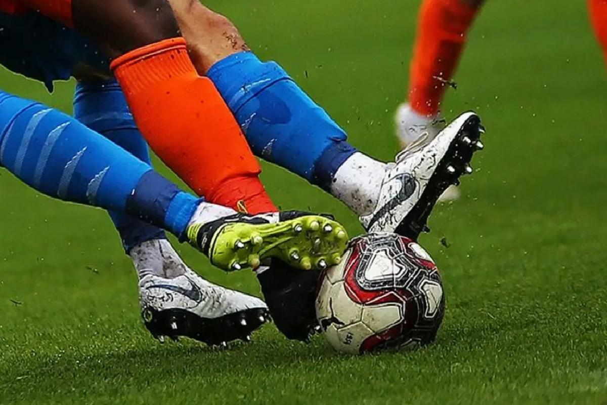 Ünlü futbolcu kız arkadaşını hastanelik etti