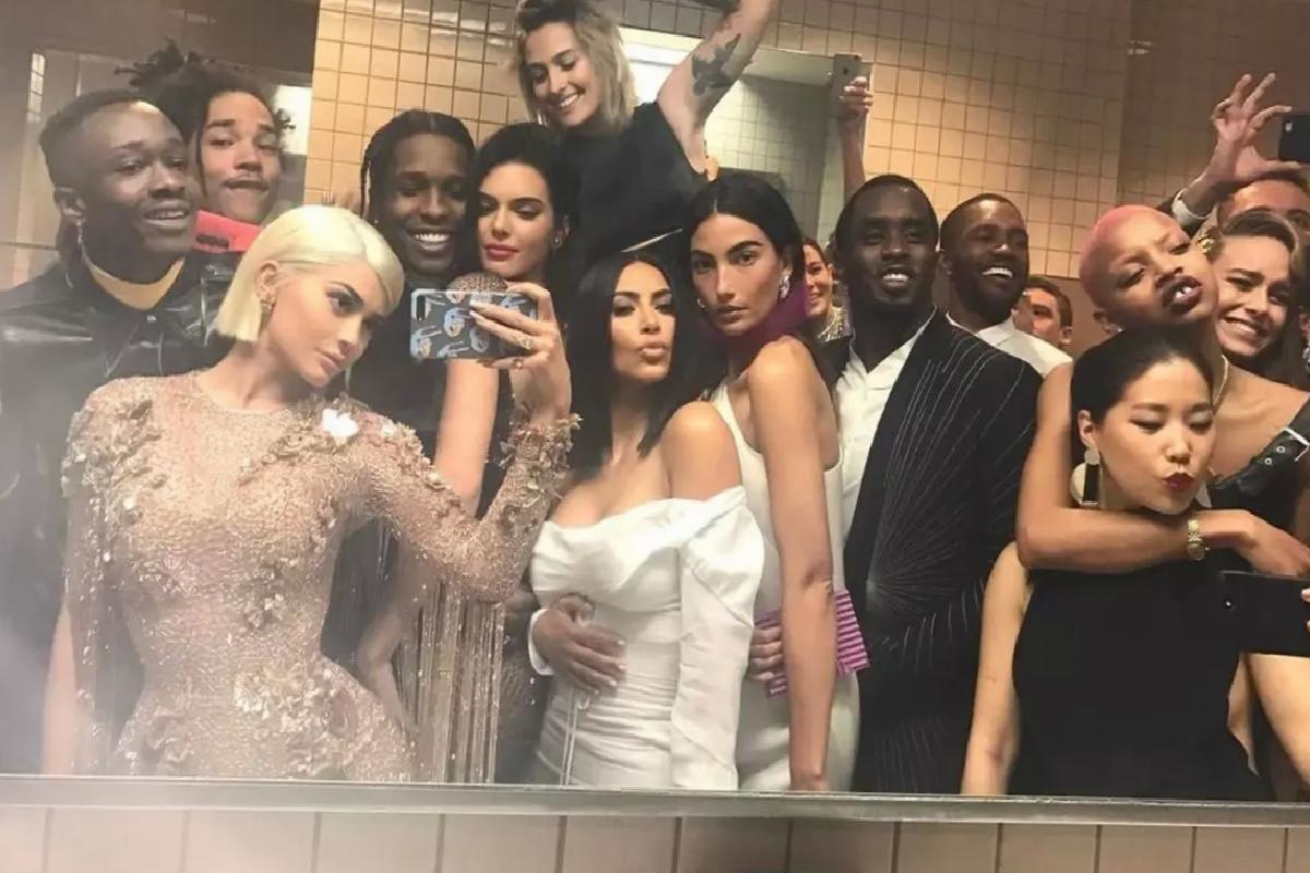 Ünlü sunucudan magazin dünyasını sarsacak kelamlar: Onları tuvalette yakaladım