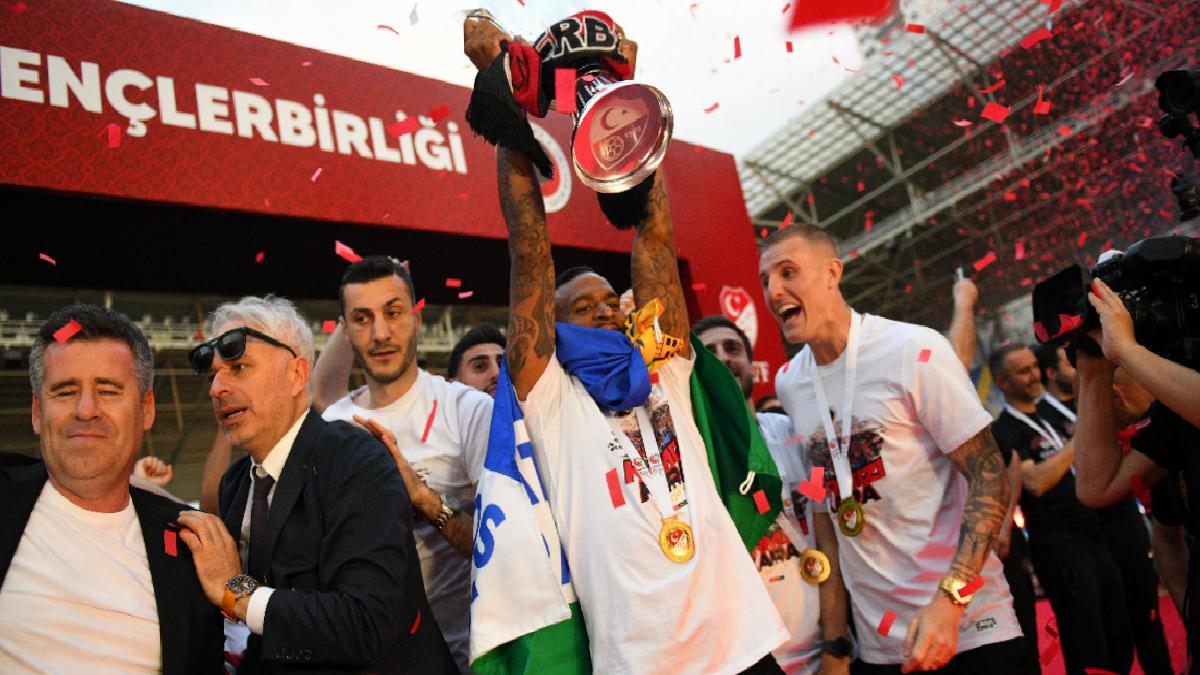 Üstün Lig’e çıkan Gençlerbirliği, kupasını aldı