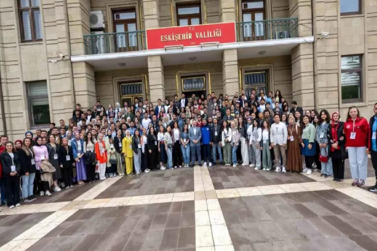 Vali Aksoy, temsilci gençleri ağırladı