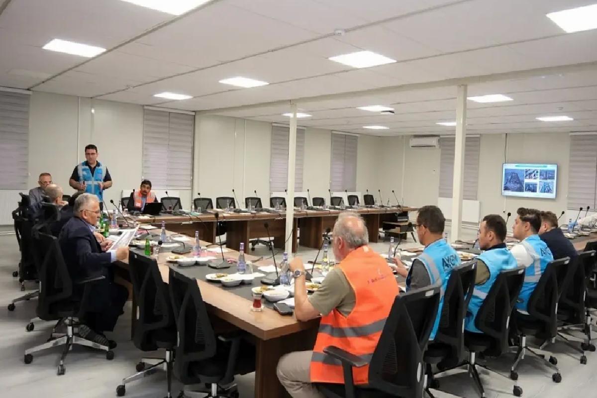 Vali Çiçek ile Lider Büyükkılıç, süratli tren şantiyesini inceledi