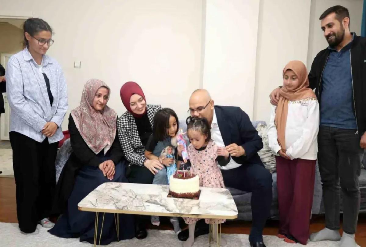 Vali Koç’tan Ebrar’a Doğum Günü Ziyareti