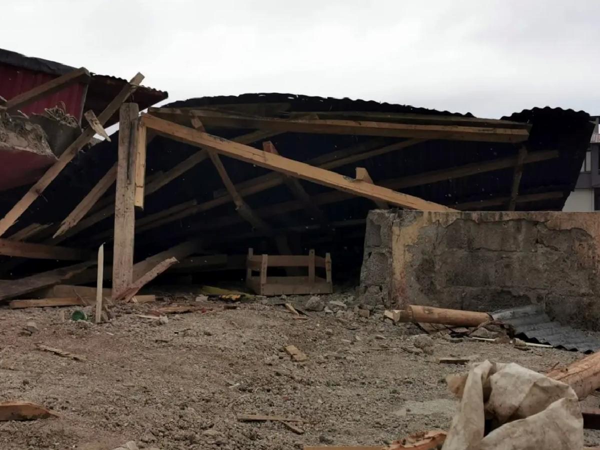 Van’da Fırtına Çatılar Uçurdu