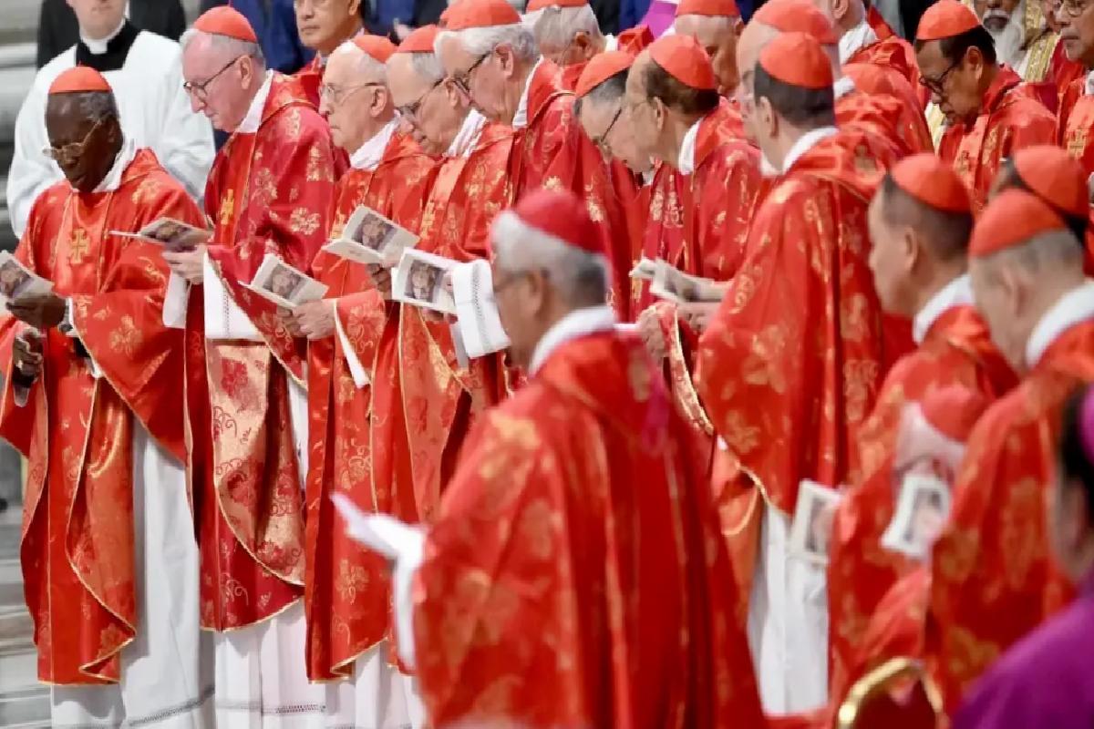 Vatikan’da yeni papa birinci cinste seçilemedi. Sistine Şapeli’nin bacasından siyah duman çıktı.