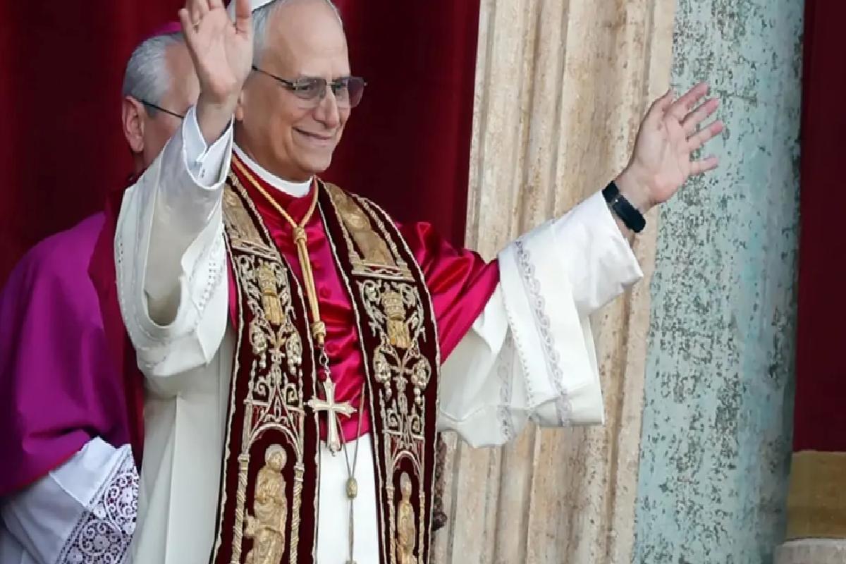 Vatikan’da yeni Papa halkı selamladı