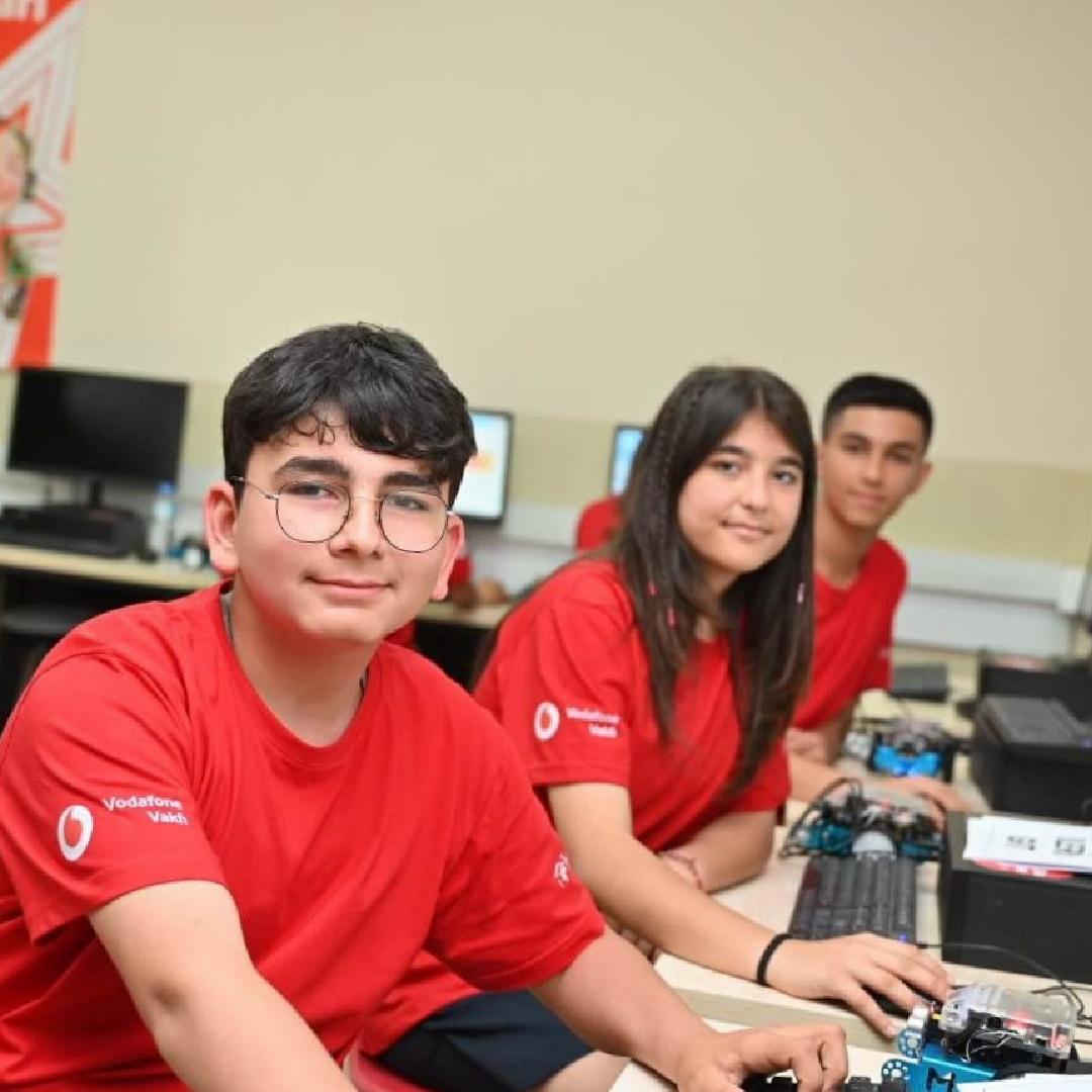 Vodafone Vakfı’nın “Yapay Zekâ Yıldızları” projesinde yeni gaye 55 bin öğrenciye ulaşmak