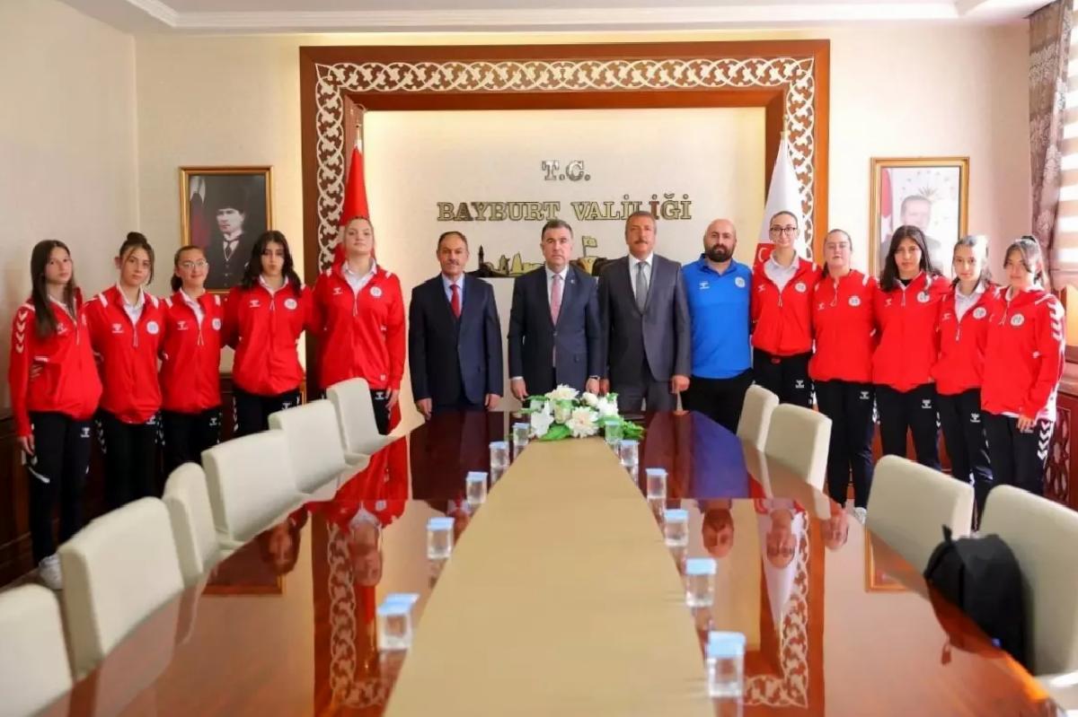 Voleybol Kadrosundan Vali’ye Ziyaret