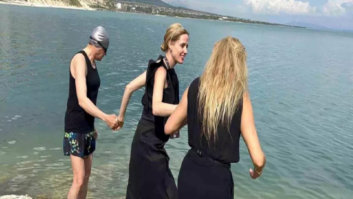 Wilma Elles ve Tuğba Özay, Van Gölü’ne Girdi