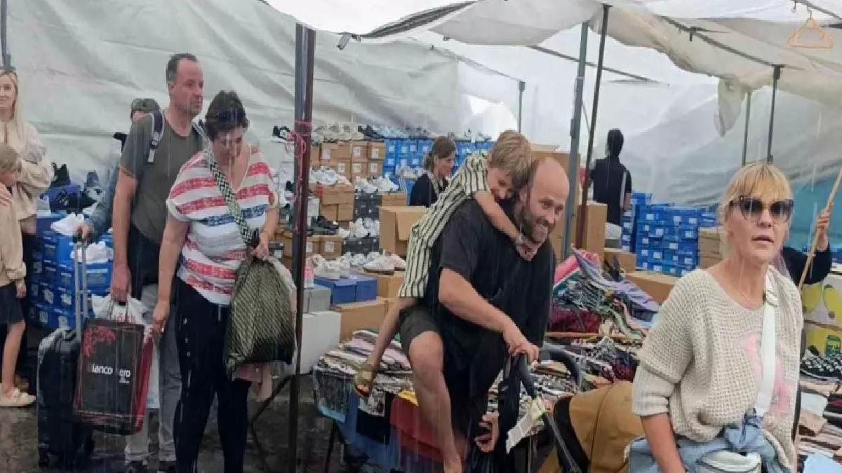 Yağmura Karşın Turistlerin Pazar Keyfi