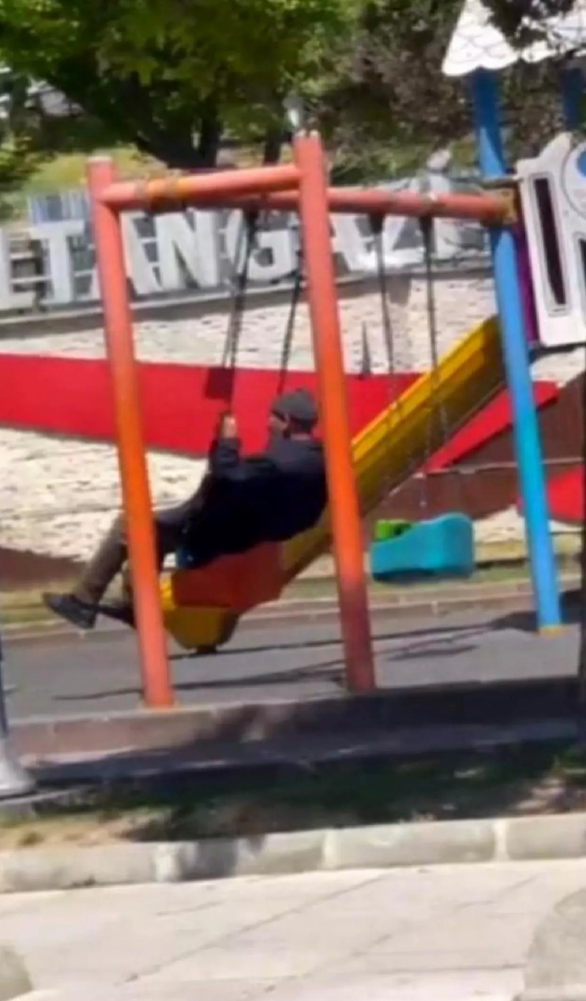 Yaşlı Adam Salıncakta Çocukluğuna Dönüyor