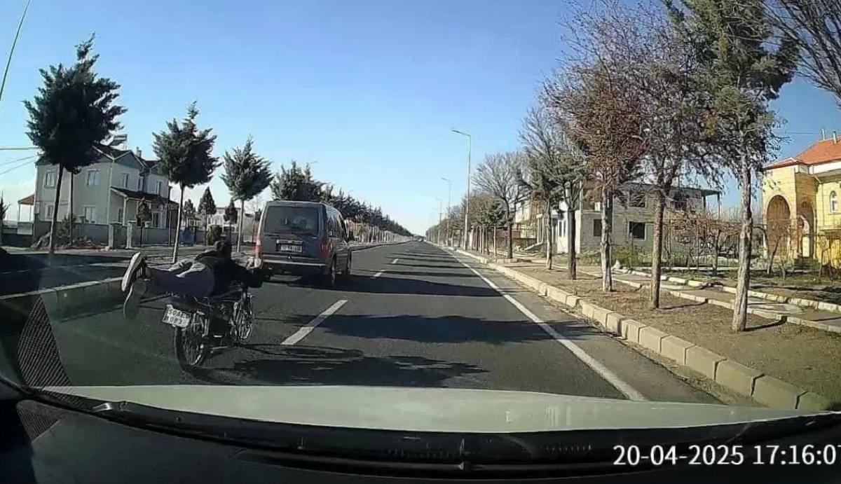 Yatarak Motosiklet Süren Şoför Yakalandı