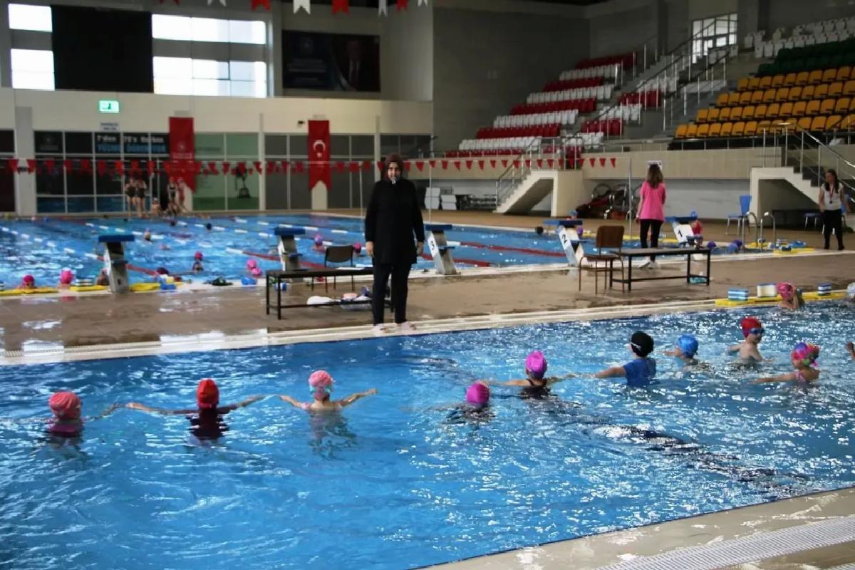 Yüzme Bilmeyen Kalmasın Projesi Kütahya’da Muvaffakiyetle Devam Ediyor