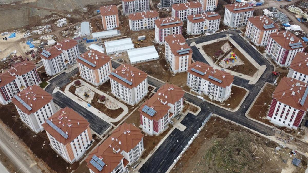 Zelzele bölgesinde konutlar yükseliyor: Murat Kurum depremzede aileye konuk oldu